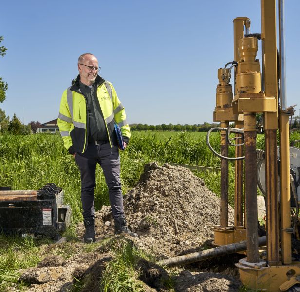 medarbejder i vandforsyning på tilsyn